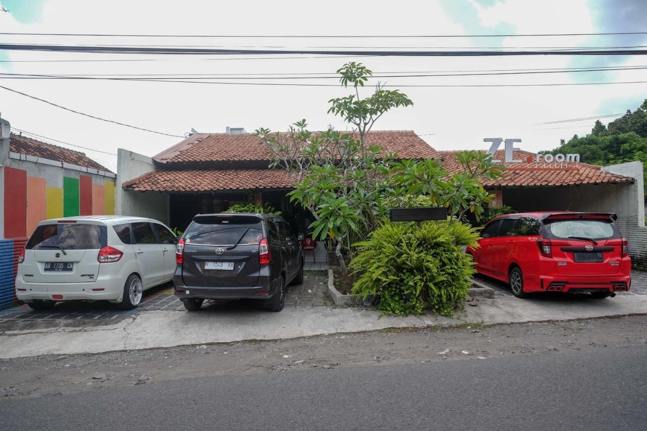 Reddoorz Near Lotte Mart Maguwoharjo Yogyakarta Hotell Eksteriør bilde